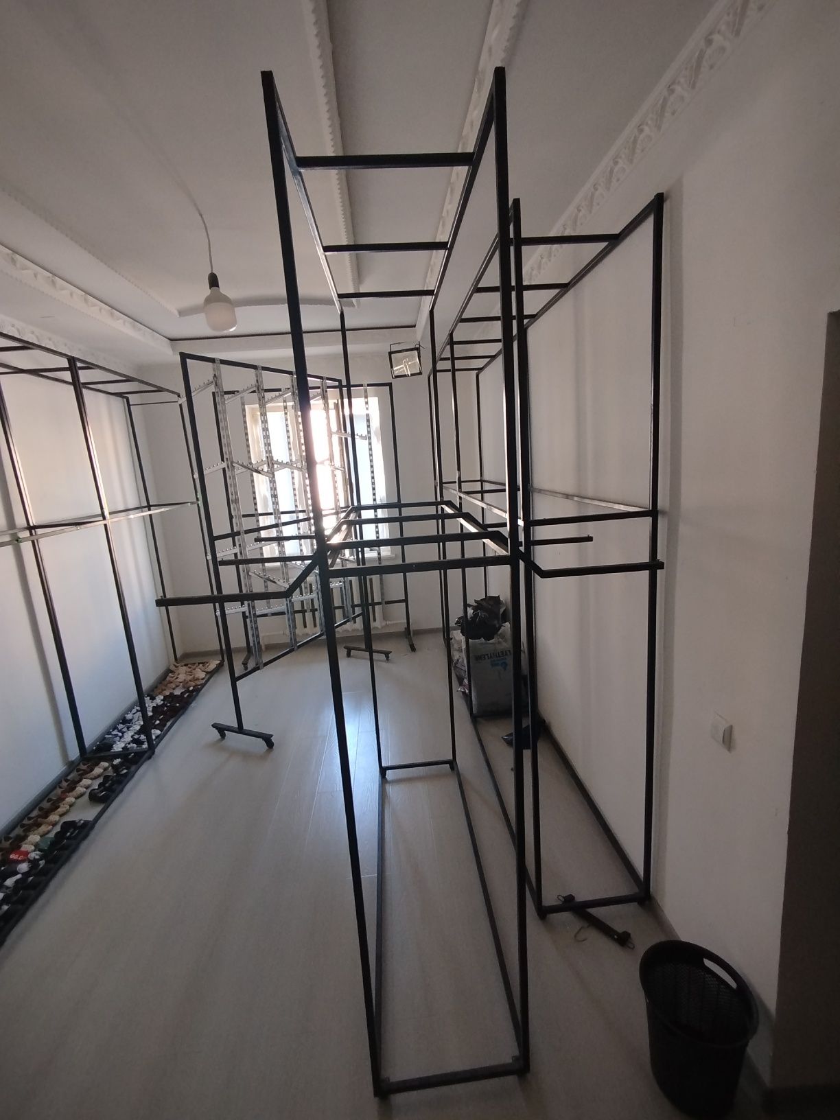Giyim magazinla uchun veshilkala sotiladi