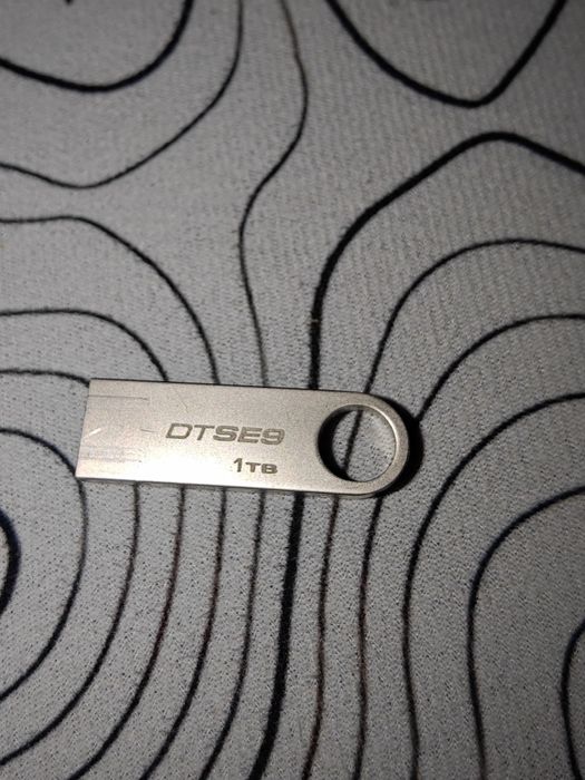 Флэшка на 1 терабайт.