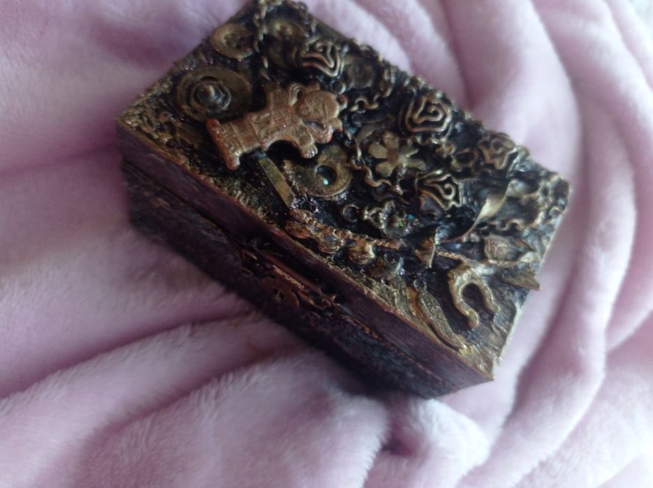 Кутийка за бижута, ръчно изработена, дървена с размери 10см*5**6см