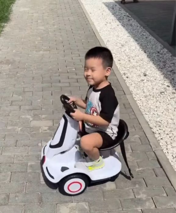 Электро машина в хорошем состянии батарейка хватает около пол часа