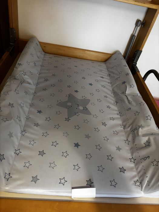 Masa înfășat suspendata pe perete