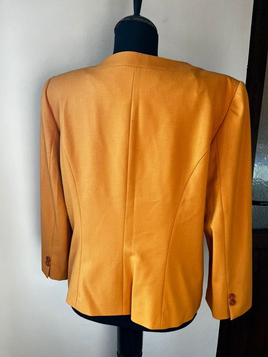 Jacheta cu nasturi și buzunare