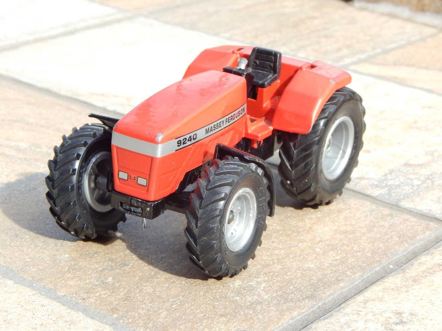 Macheta tractor agricol Massey Ferguson 9240 Siku 1:32 cu lipsuri