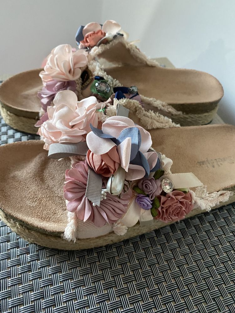 Papuci cu flori roz