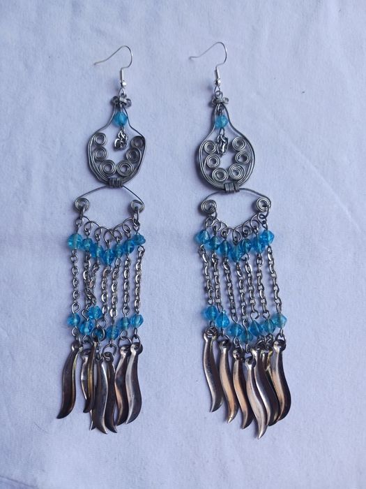 Cercei lungi deosebiți