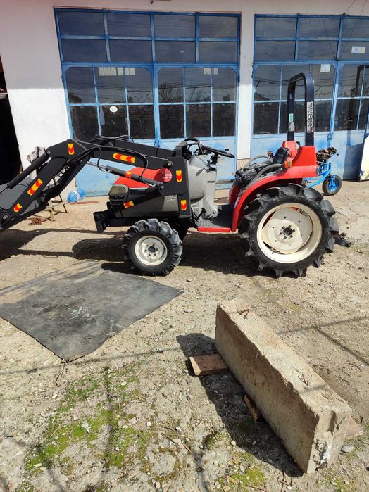 Трактор челен товарач