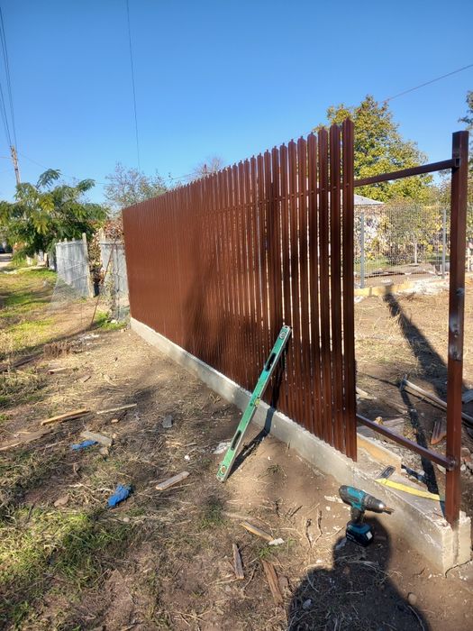 Construim garduri și porți la comanda clientului