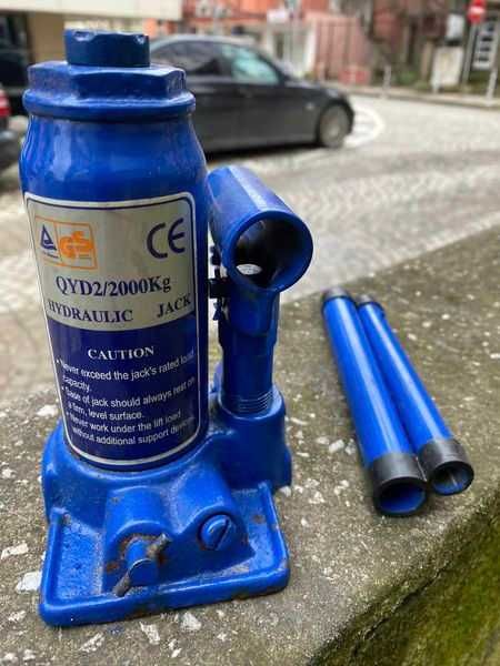 Крик, ключ за джанти, триъгълник, пожарогасител