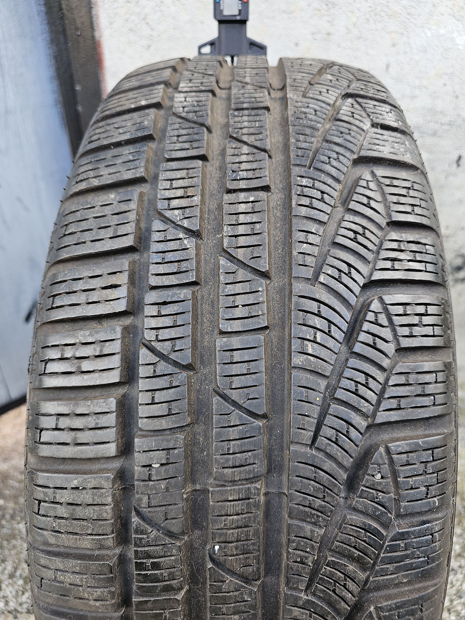 Vând o anvelopa de iarna pirelli 225 50 17 dot  3620