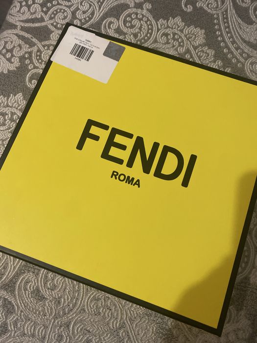 Esarfa set cadou foarte frumos de la Fendi