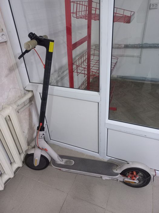 Продам электросамокат  / Скутер MI Elektrik Scooter 3