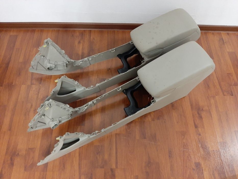 Продам подлокотник в сборе Toyota Camry 40 / 45 с 2006 до 2011