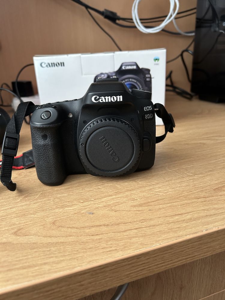 Canon EOS 80d с обектив EF-S 18-55mm