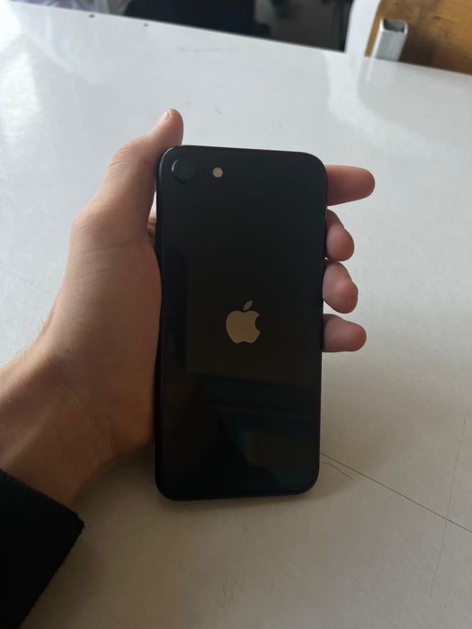 Обменяю айфон se2020