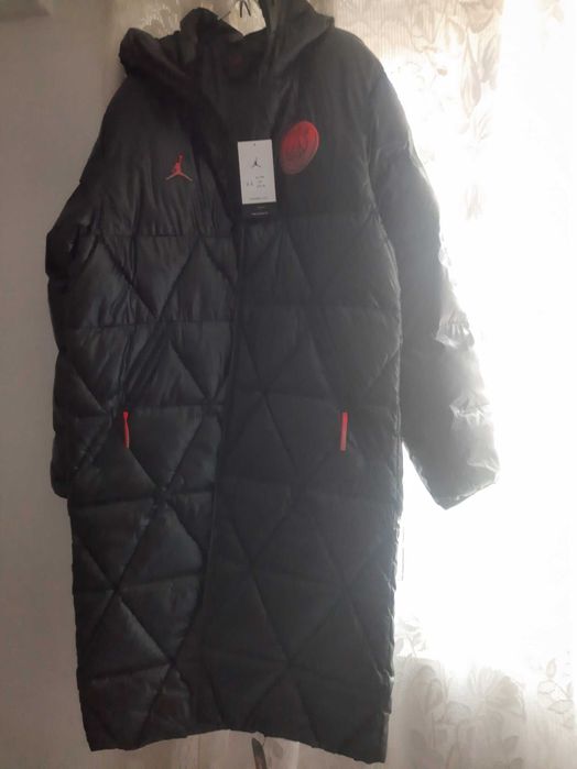 Vand Geaca Jordan Marimea M si merge si ca Xl pret 1600 ron nouă