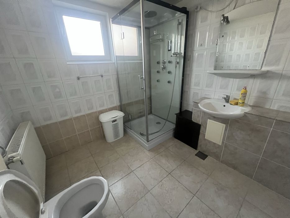 Casă spațioasă de închiriat