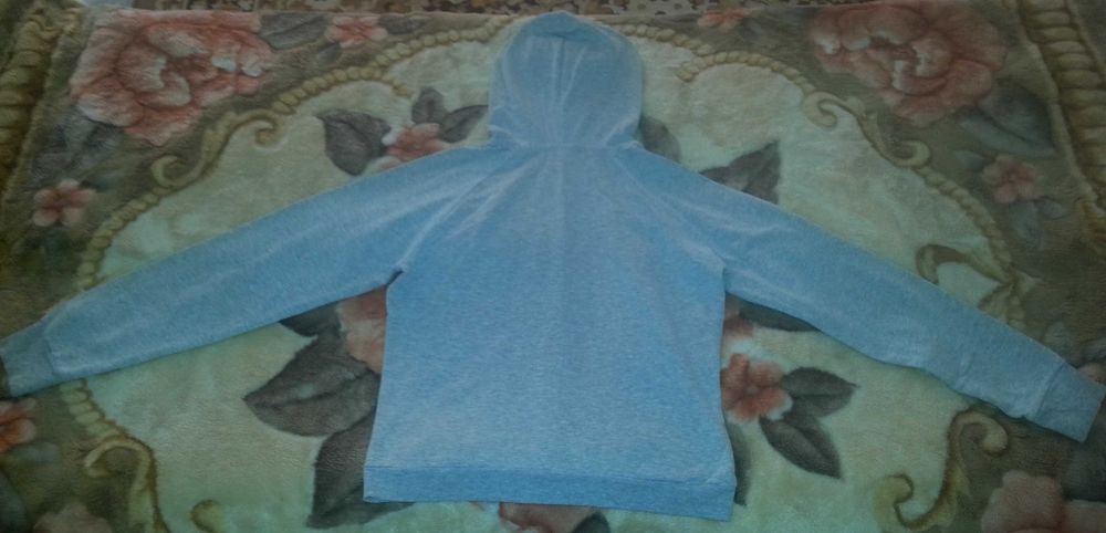 Продаётся спортивная кофта, размер 44