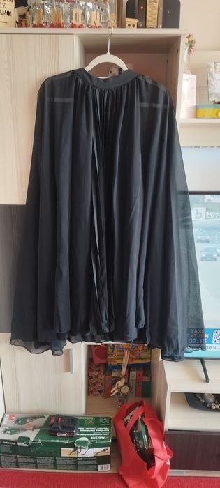 Черна плисирана рокля с наметало