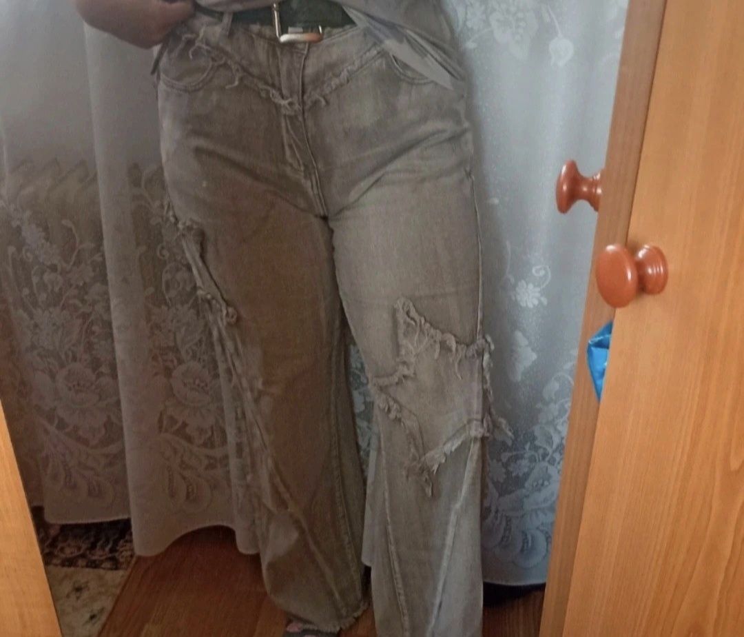 Blugi evazati cu stelute