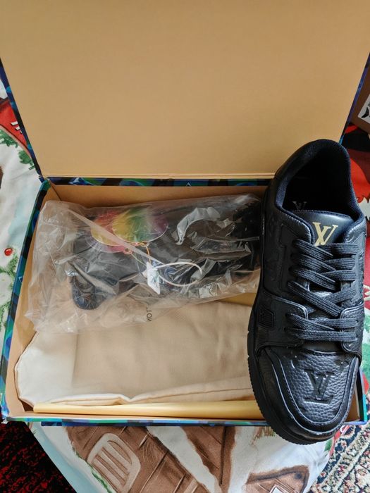 Vând adidași LV noi