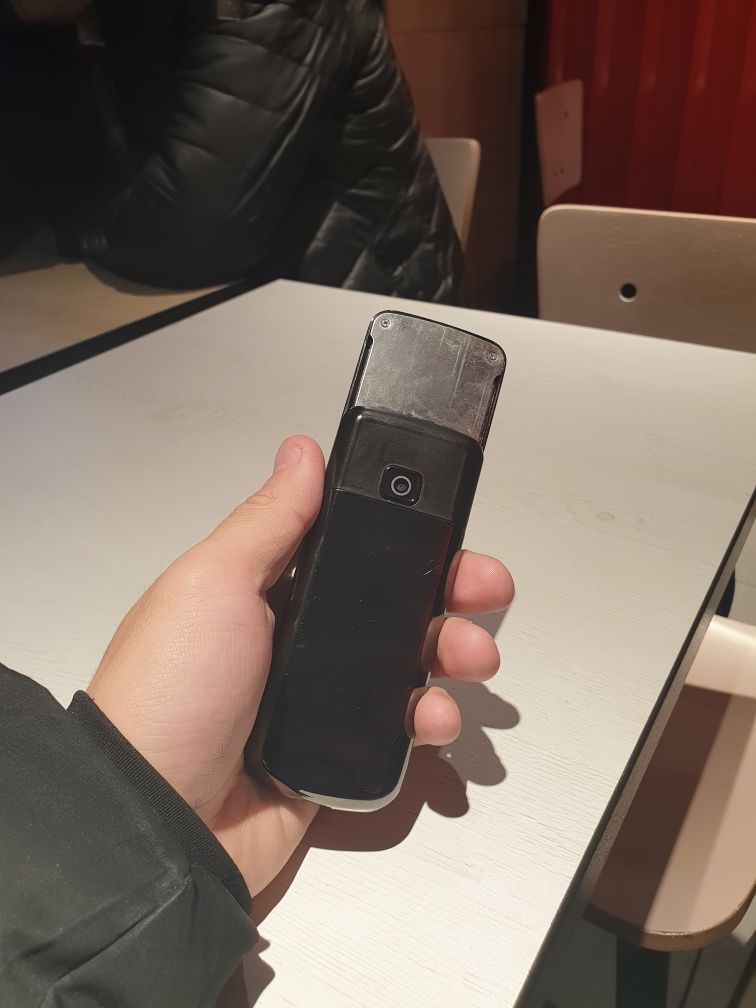 Ikkinchi telefonga Nokia 8800 sotiladi