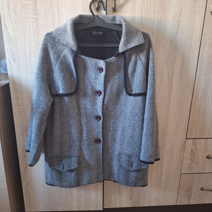 Женское пальто. Цена 9000 тг. Парфюм в подарок.