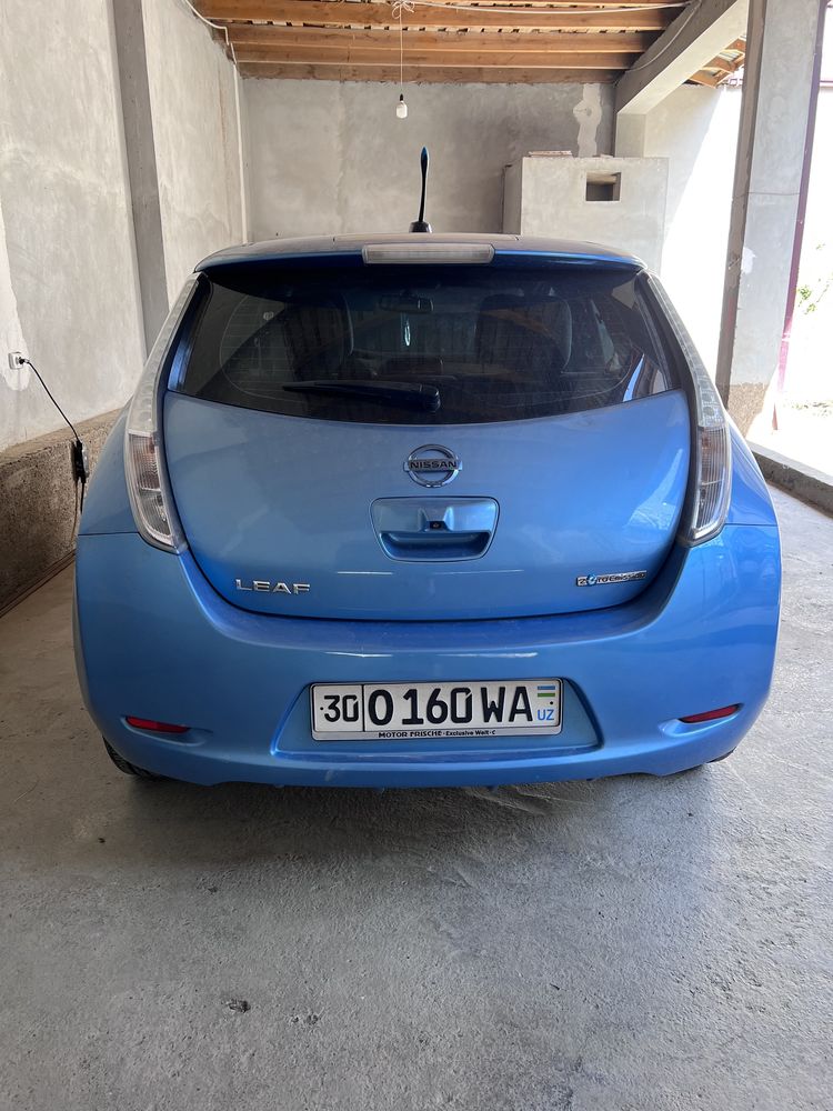 Elektromobile Nissan leaf синего цвета