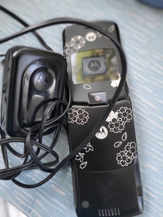 Motorola razr v3 functional . Samsung s 10 + defect !!