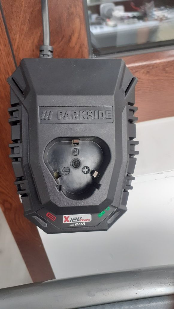 Vând incarcator acumulatori Parkside 12V și 20V