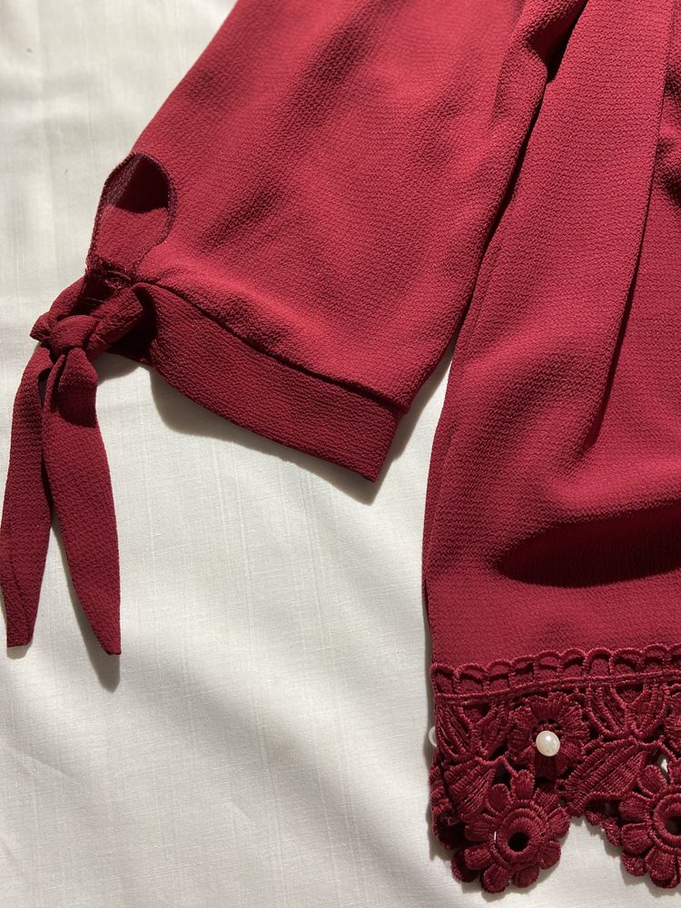 Bluză roșie cu perle