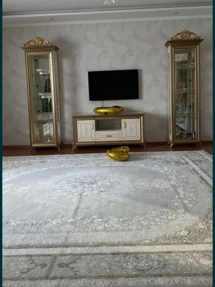 Сервант стеклянное трио