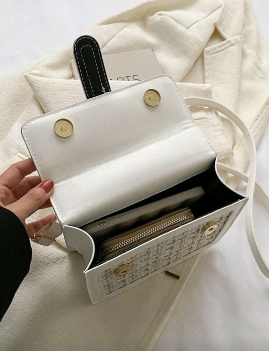 Дамска чанта в кремаво.