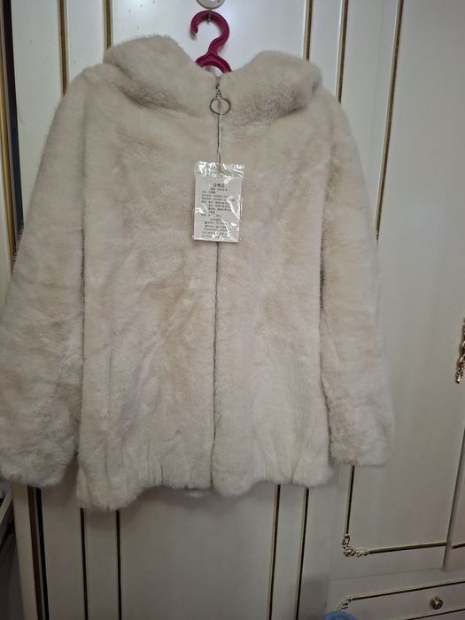 Шуба молочного цвета новая