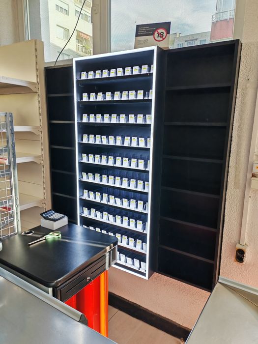 Дървен стелаж за цигари с LED осветление