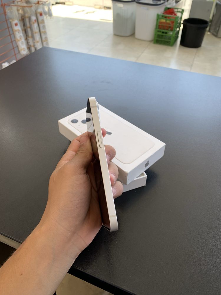 iPhone 13.