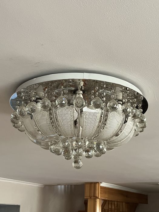 Продам люстру потолочную