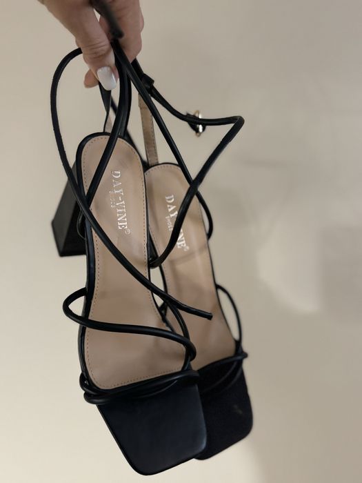 Обувки на висок ток