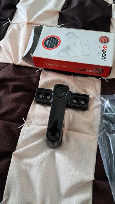 Zavor aplicat pentru usa/geam termopan