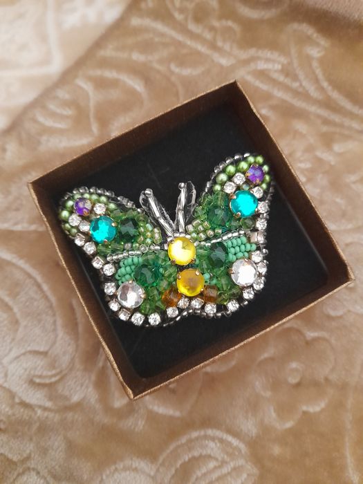 Broșa fluture verde cu cristale și perle
