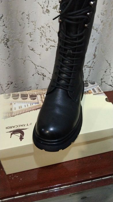 Продам женские сапоги- ботинки.
