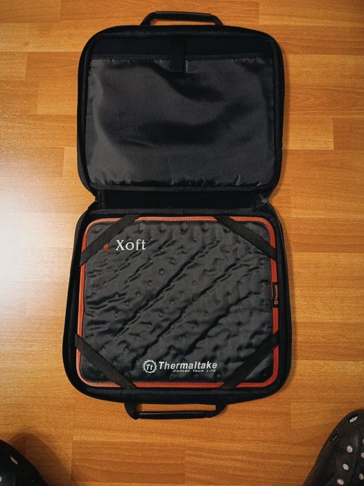 Geantă laptop slim tip husă anti shock cu cooling pad