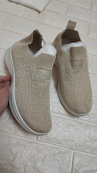 Кроссовки женские