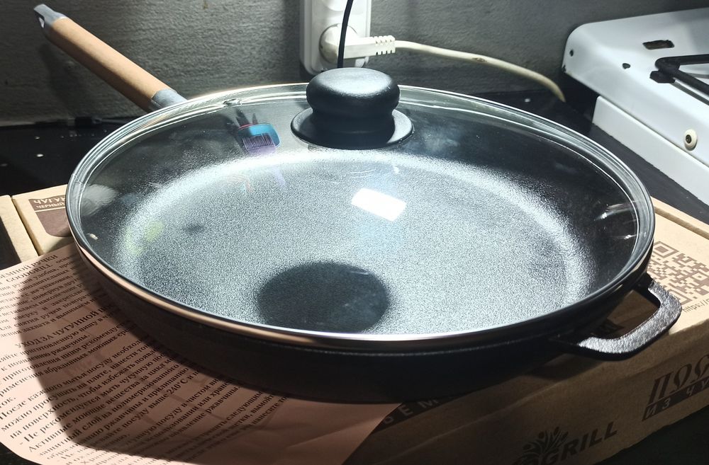 Сковорода чугунная с крышкой. Новая.