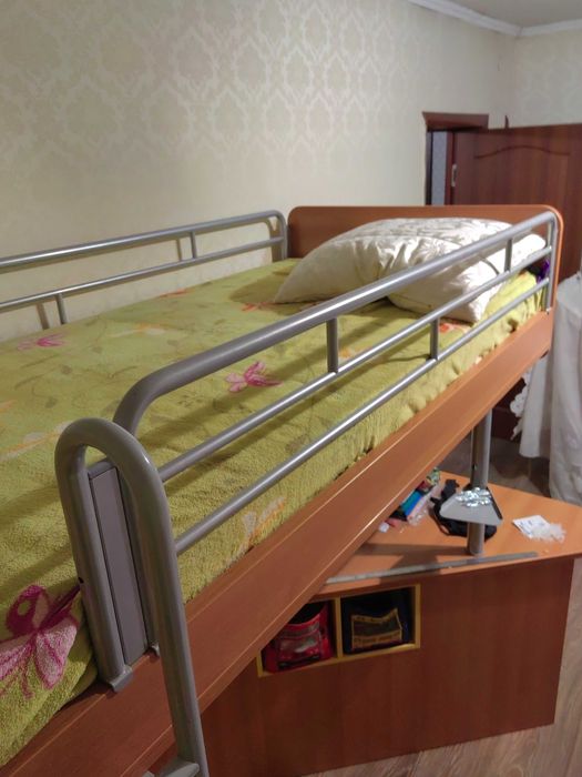 Кровать детская с матрасом и шкафами углом.