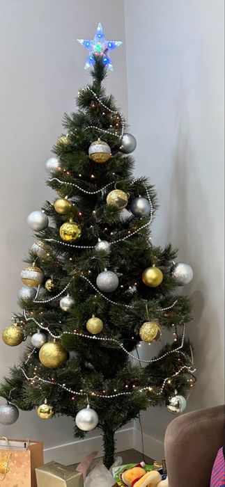 Елка искусственная с украшениями