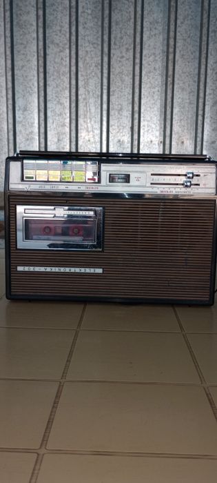 Vând casetofonul ANILOR '70
