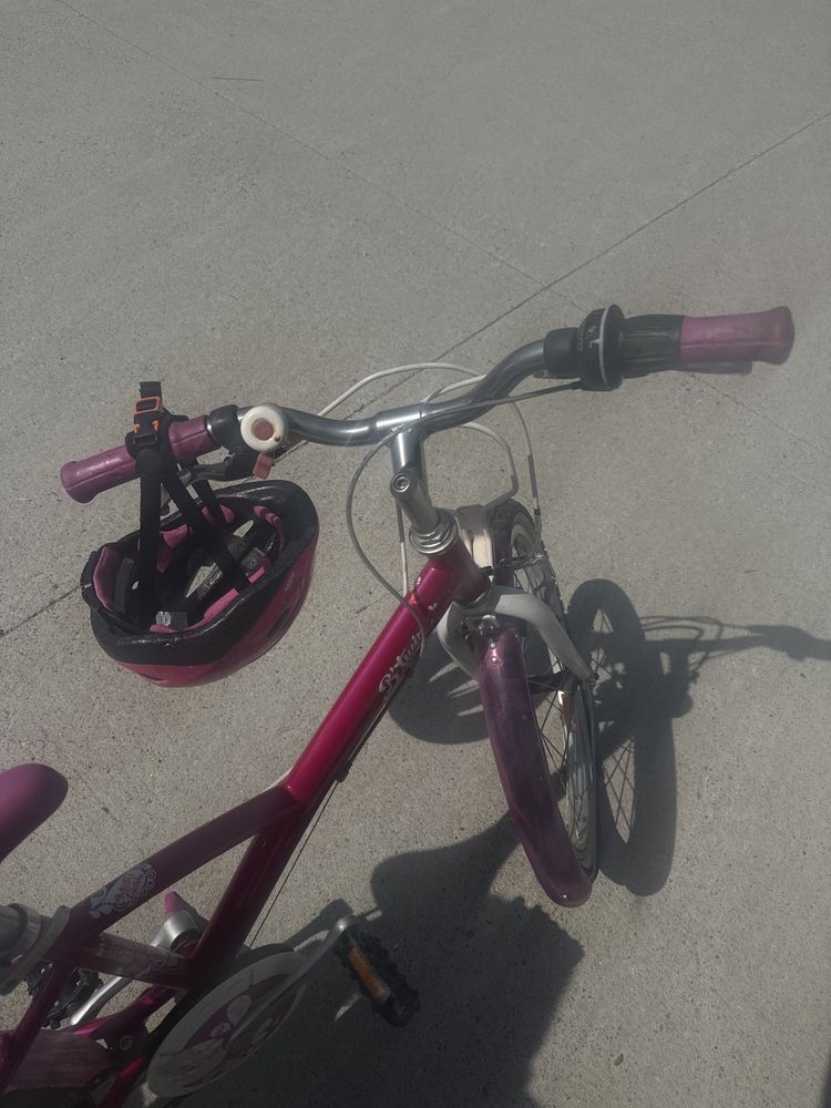 Bicicleta roz pentru fetițe