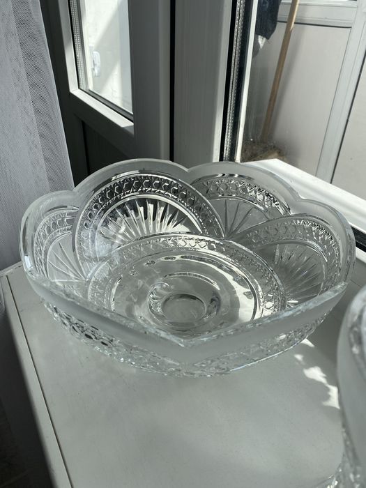 Вазы хрустальные две штуки .Одна для цветов ,вторая для фрукты.2в одн