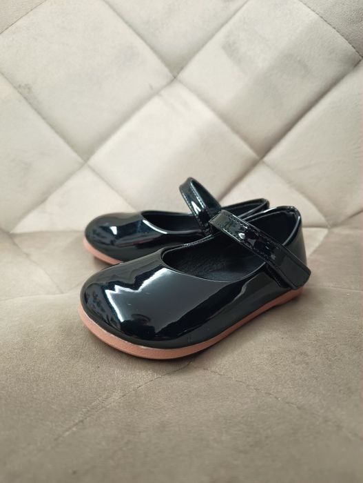 Черни лачени обувки