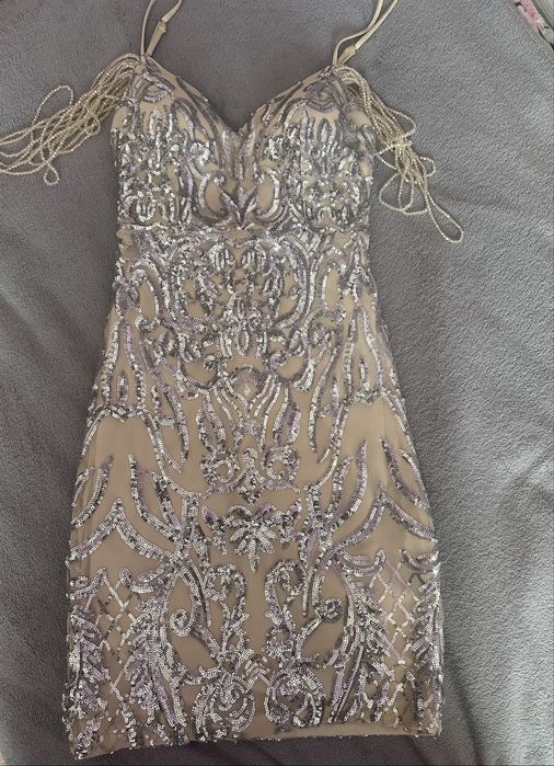 Сребърна рокля, подходяща за повод